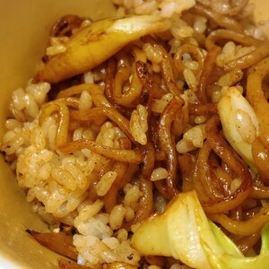 焼きそばをそばめしにリメイク